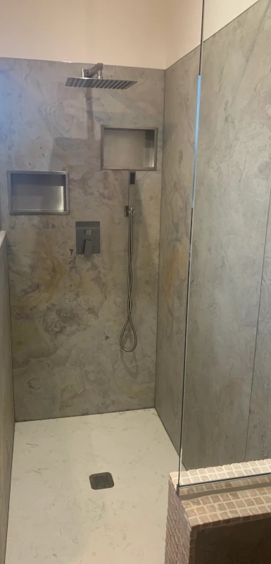 Douche à l’italienne habillée de feuille de pierre posée à Nîmes par un artisan local