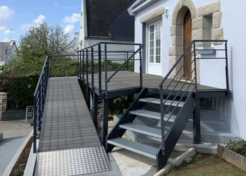 rampe-acces-pmr-maison-nimes Rampe d’accès PMR installée devant une maison à Nîmes pour faciliter l’autonomie