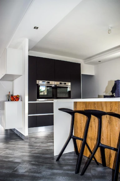 Cuisine rénovée sur mesure à Nîmes avec agencement moderne et matériaux durables