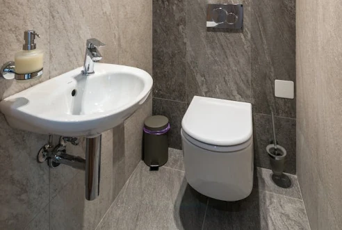 renovation-wc-nimes Toilettes rénovées à Nîmes avec WC suspendu et revêtements modernes