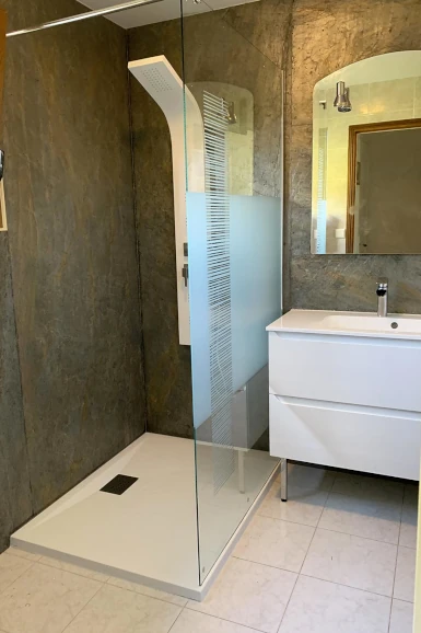 Pose de feuille de pierre murale à Nîmes pour un intérieur moderne et durable