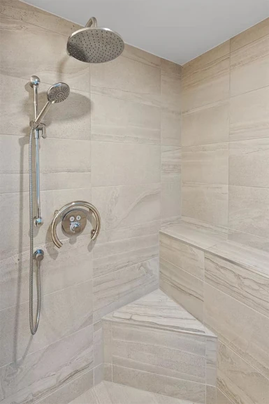 Salle de bain PMR aménagée à Nîmes avec douche à l’italienne et barres de maintien